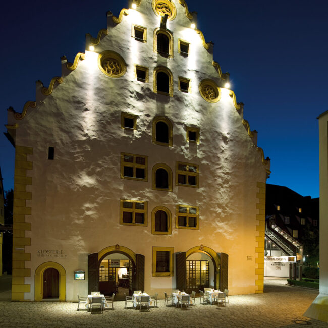 Das elaya hotel noerdlingen bei Nacht